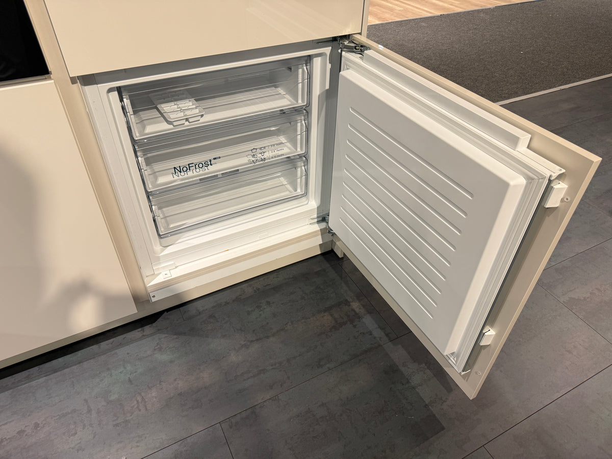 05763 - Schelpenwitte keuken met kastenwand