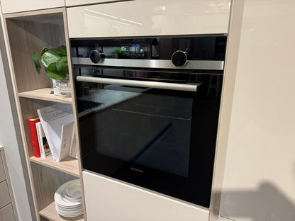 05763 - Schelpenwitte keuken met kastenwand