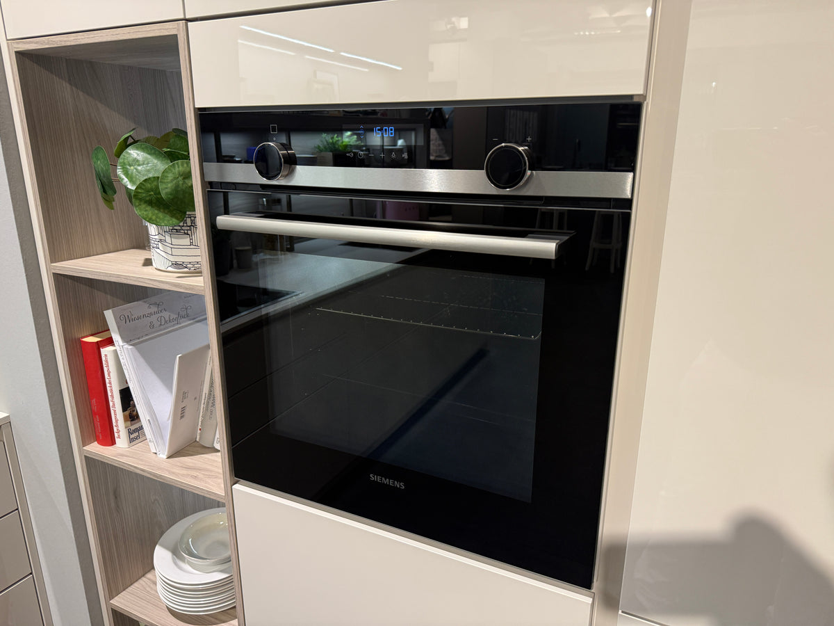 05763 - Schelpenwitte keuken met kastenwand