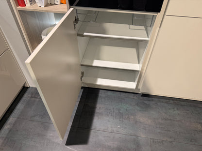 05763 - Schelpenwitte keuken met kastenwand