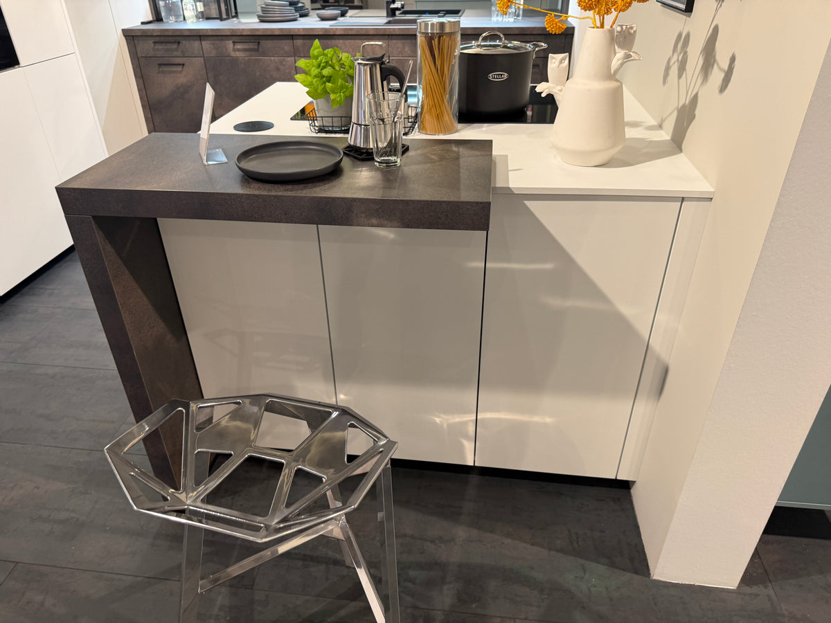 05771 - Kristalwitte schiereiland keuken