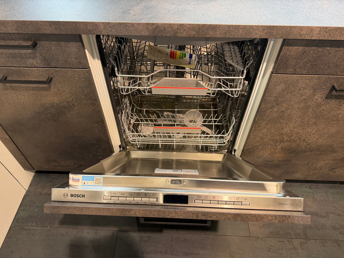 05771 - Kristalwitte schiereiland keuken