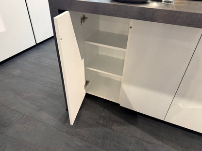 05771 - Kristalwitte schiereiland keuken