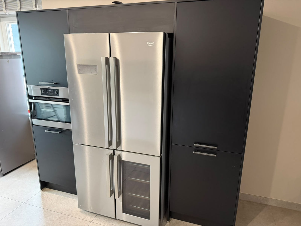 05706 - Witte keuken met zwarte kastenwand