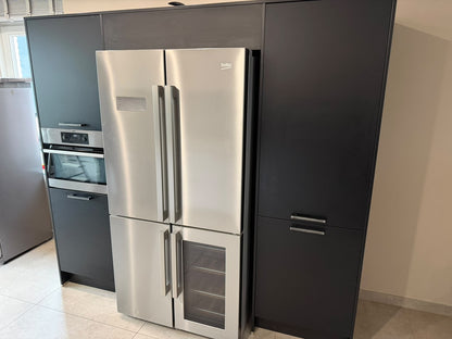 05706 - Witte keuken met zwarte kastenwand