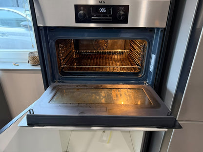 05706 - Witte keuken met zwarte kastenwand