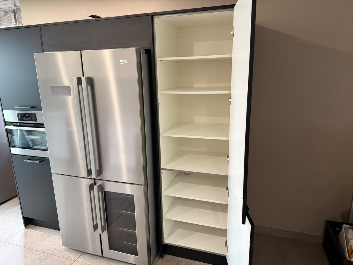 05706 - Witte keuken met zwarte kastenwand