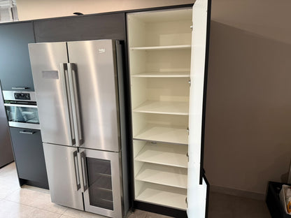 05706 - Witte keuken met zwarte kastenwand