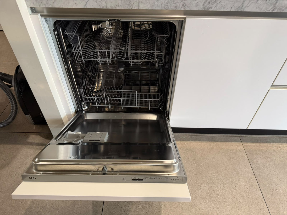 05706 - Witte keuken met zwarte kastenwand