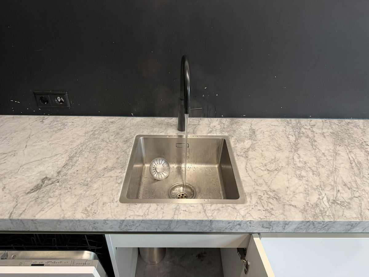 05706 - Witte keuken met zwarte kastenwand