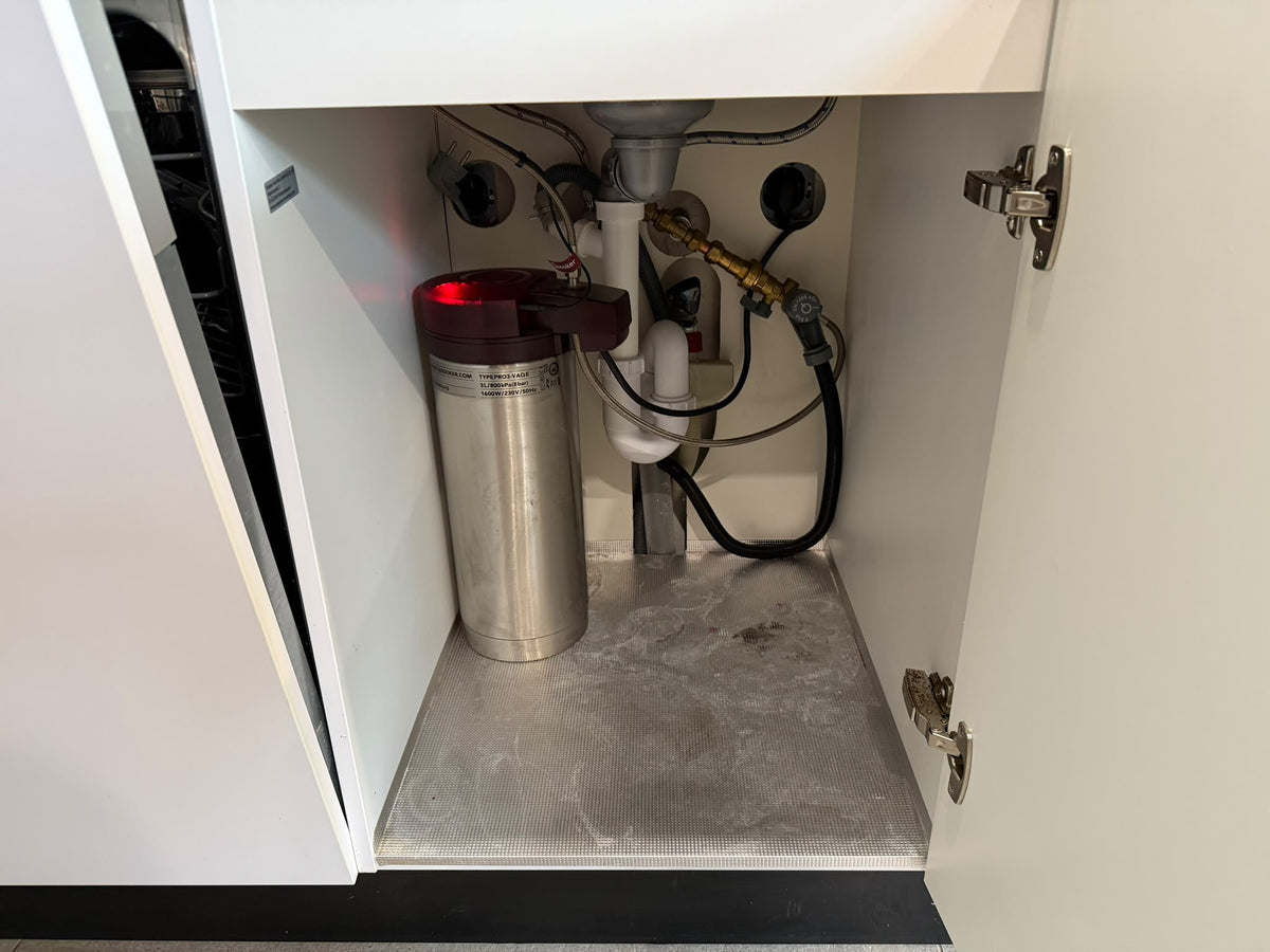05706 - Witte keuken met zwarte kastenwand