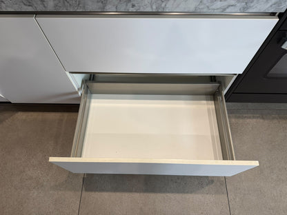 05706 - Witte keuken met zwarte kastenwand