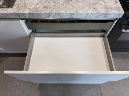 05706 - Witte keuken met zwarte kastenwand