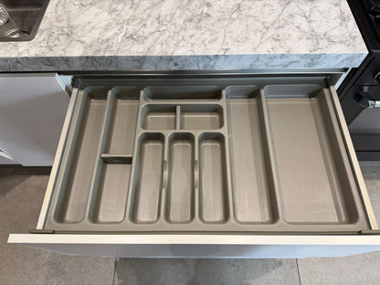 05706 - Witte keuken met zwarte kastenwand