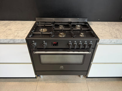05706 - Witte keuken met zwarte kastenwand