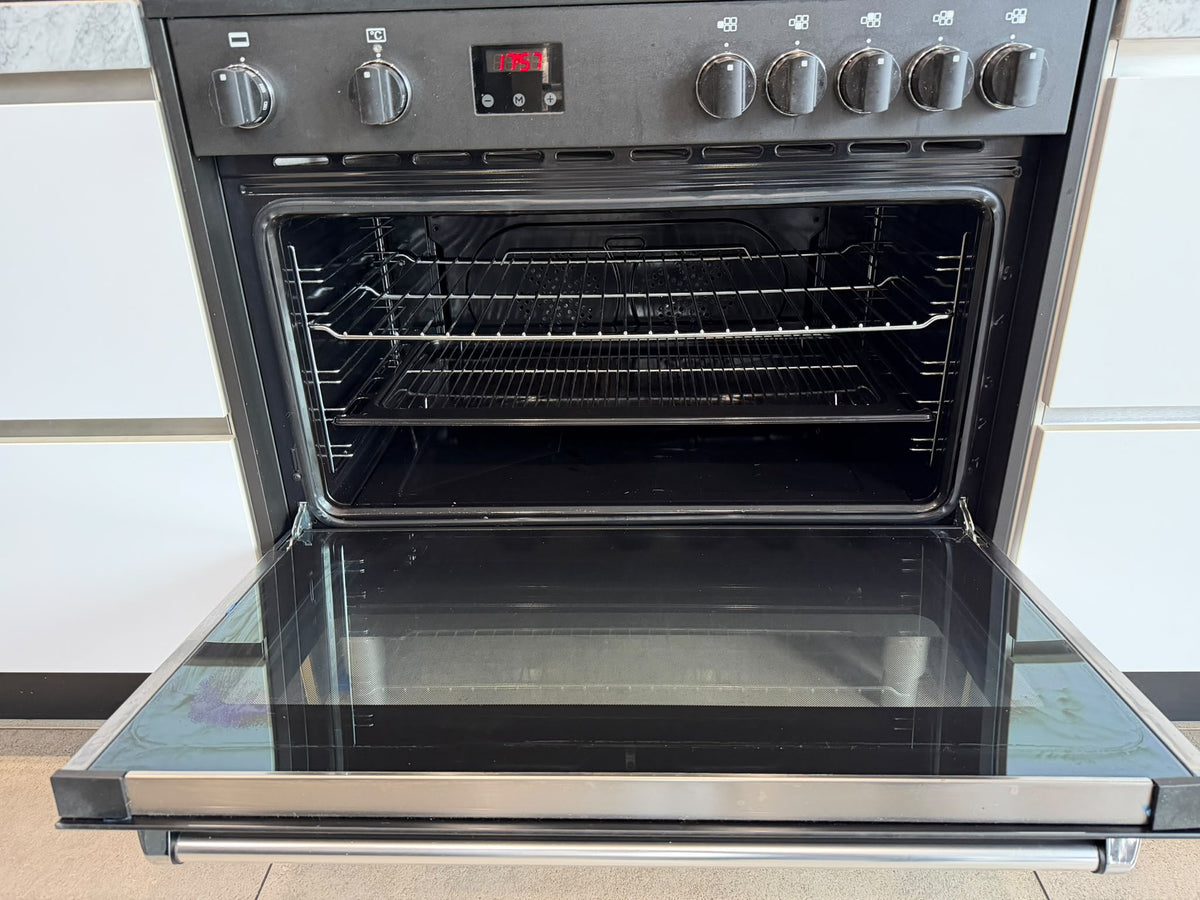 05706 - Witte keuken met zwarte kastenwand
