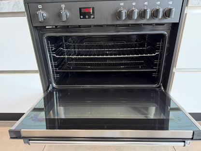05706 - Witte keuken met zwarte kastenwand