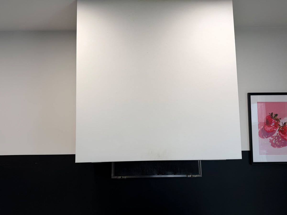 05706 - Witte keuken met zwarte kastenwand