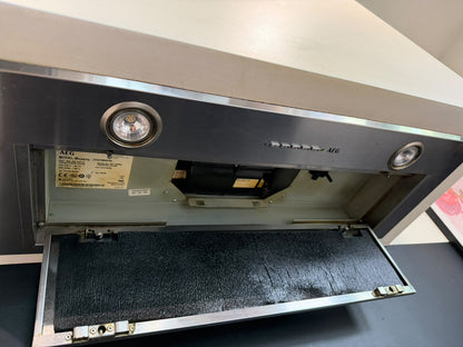 05706 - Witte keuken met zwarte kastenwand