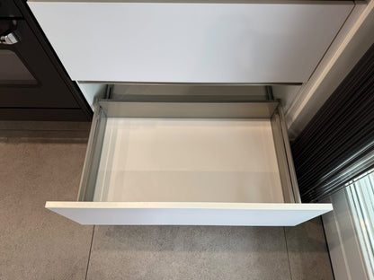 05706 - Witte keuken met zwarte kastenwand