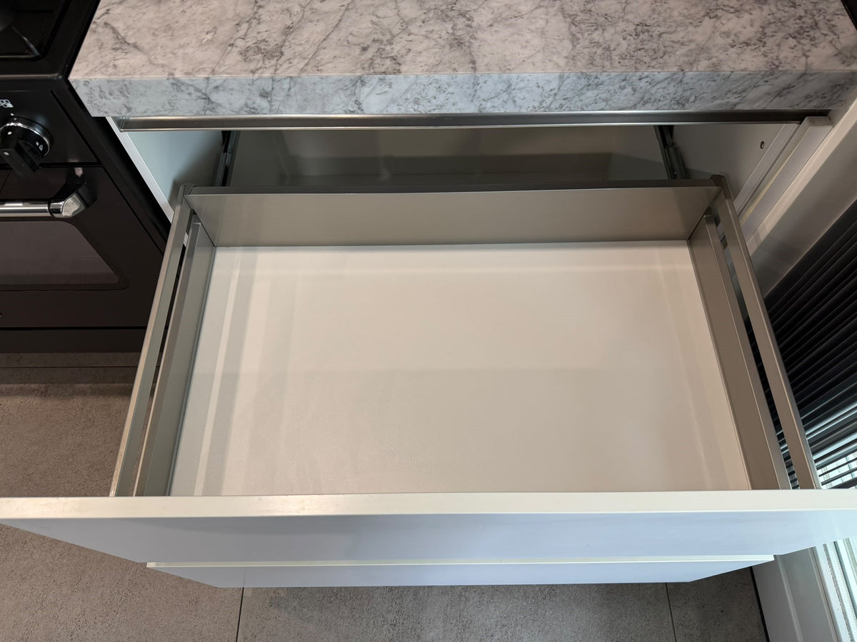 05706 - Witte keuken met zwarte kastenwand