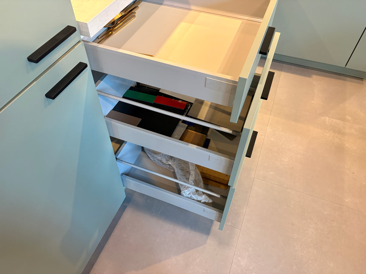 06021 - Saliegroene hoekkeuken