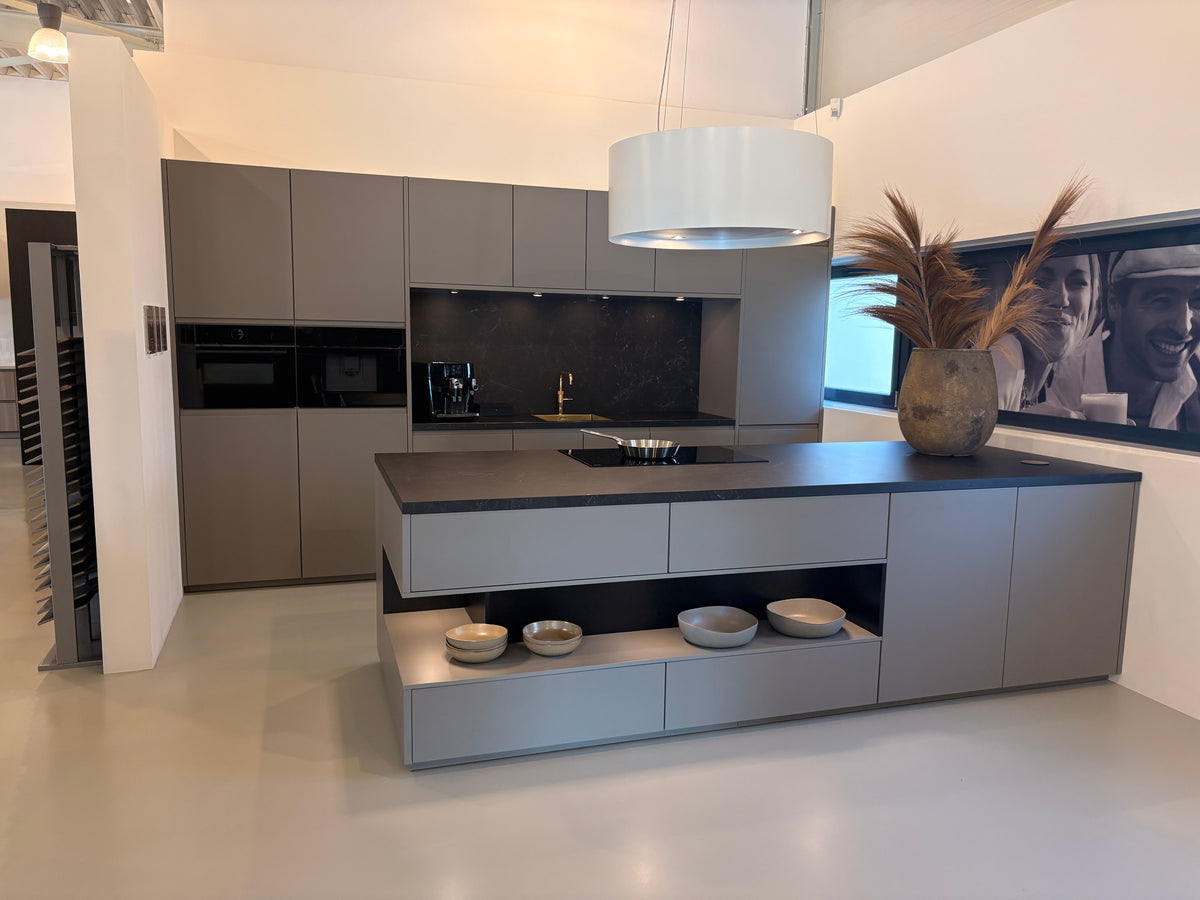 06013 - Terragrijze schiereiland keuken