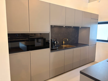 06013 - Terragrijze schiereiland keuken