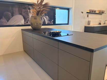 06013 - Terragrijze schiereiland keuken
