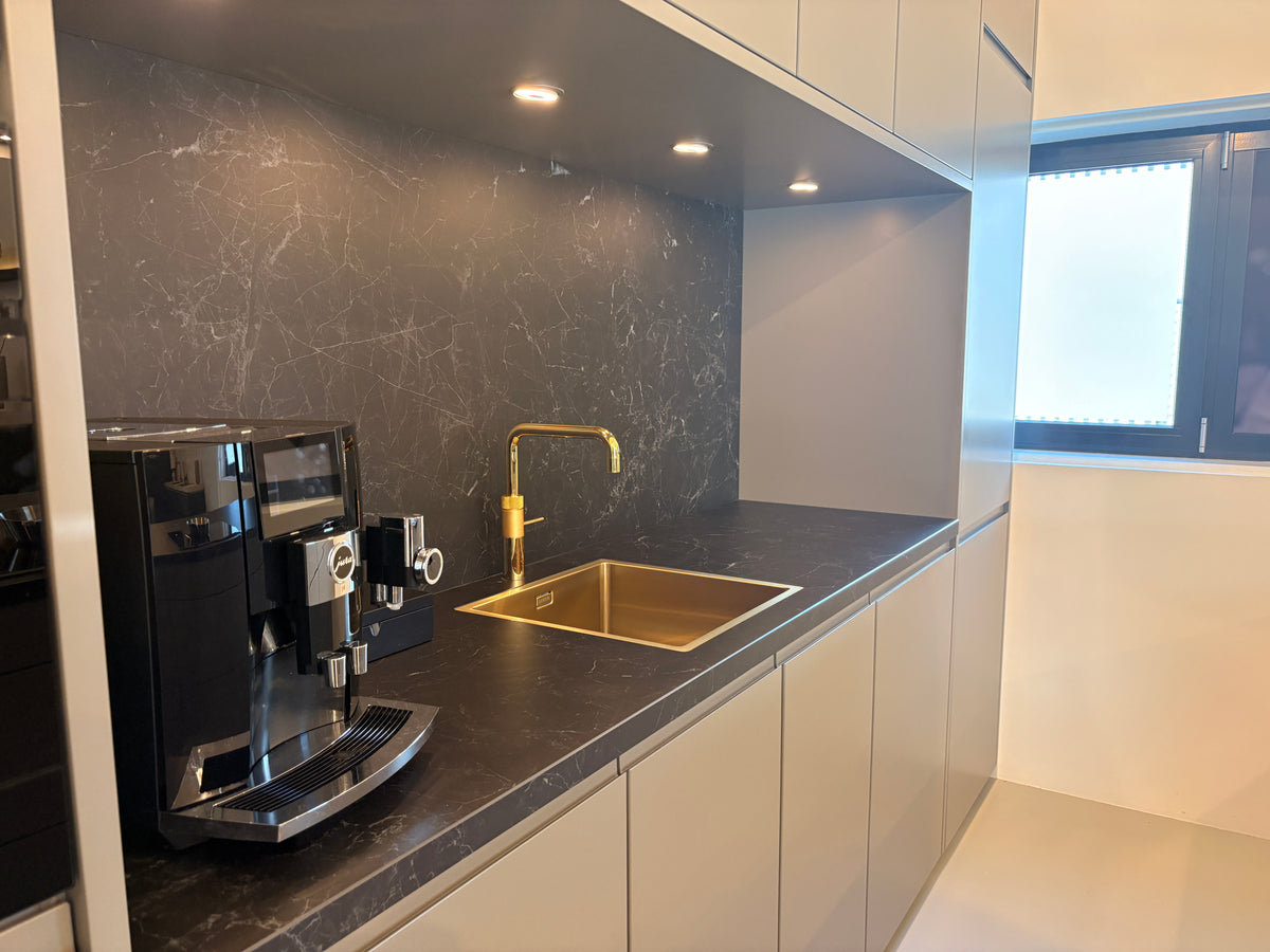 06013 - Terragrijze schiereiland keuken