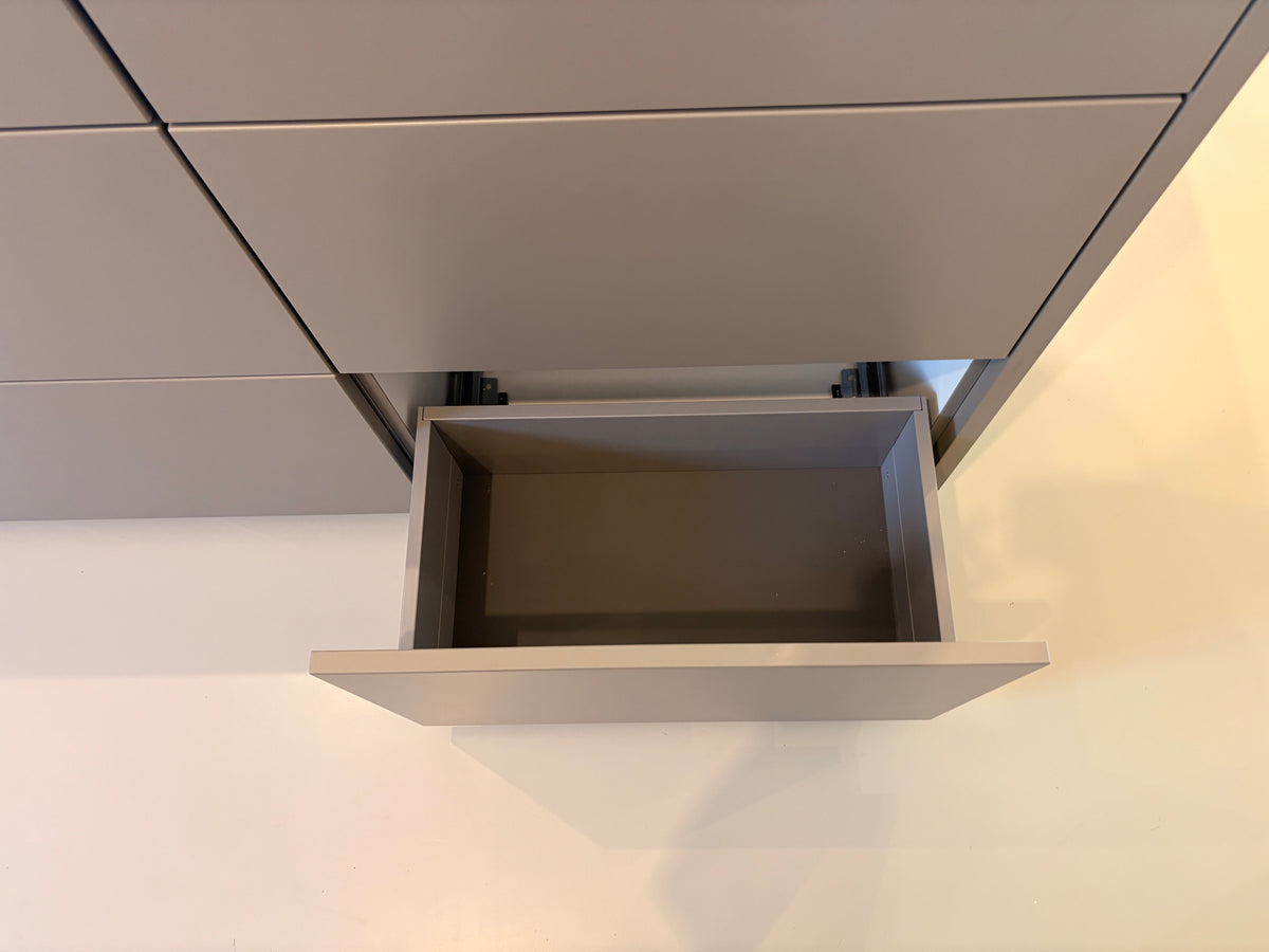 06013 - Terragrijze schiereiland keuken
