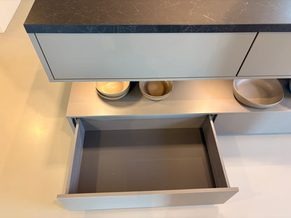 06013 - Terragrijze schiereiland keuken