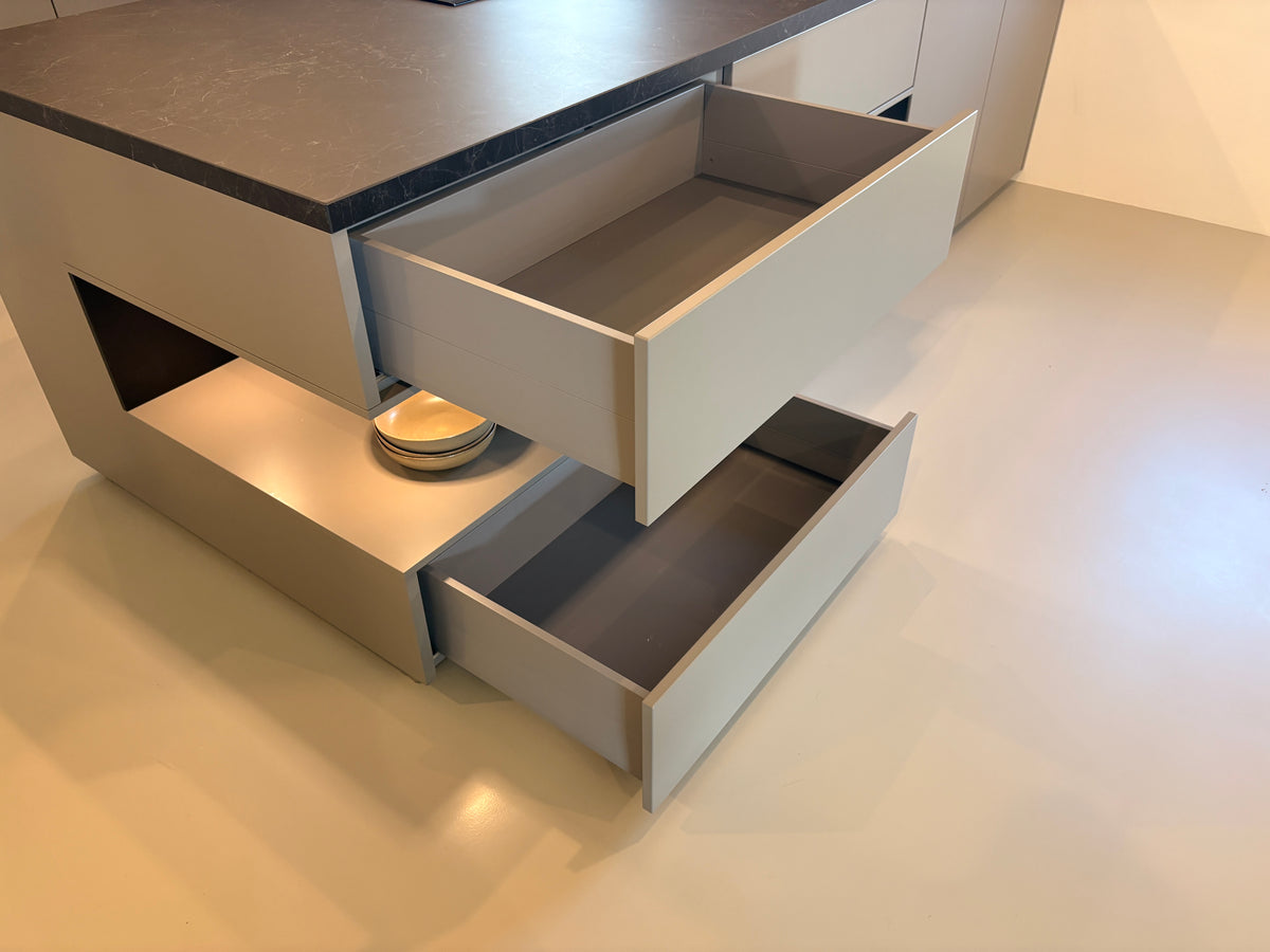 06013 - Terragrijze schiereiland keuken