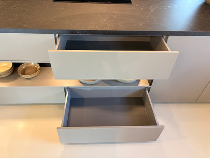 06013 - Terragrijze schiereiland keuken