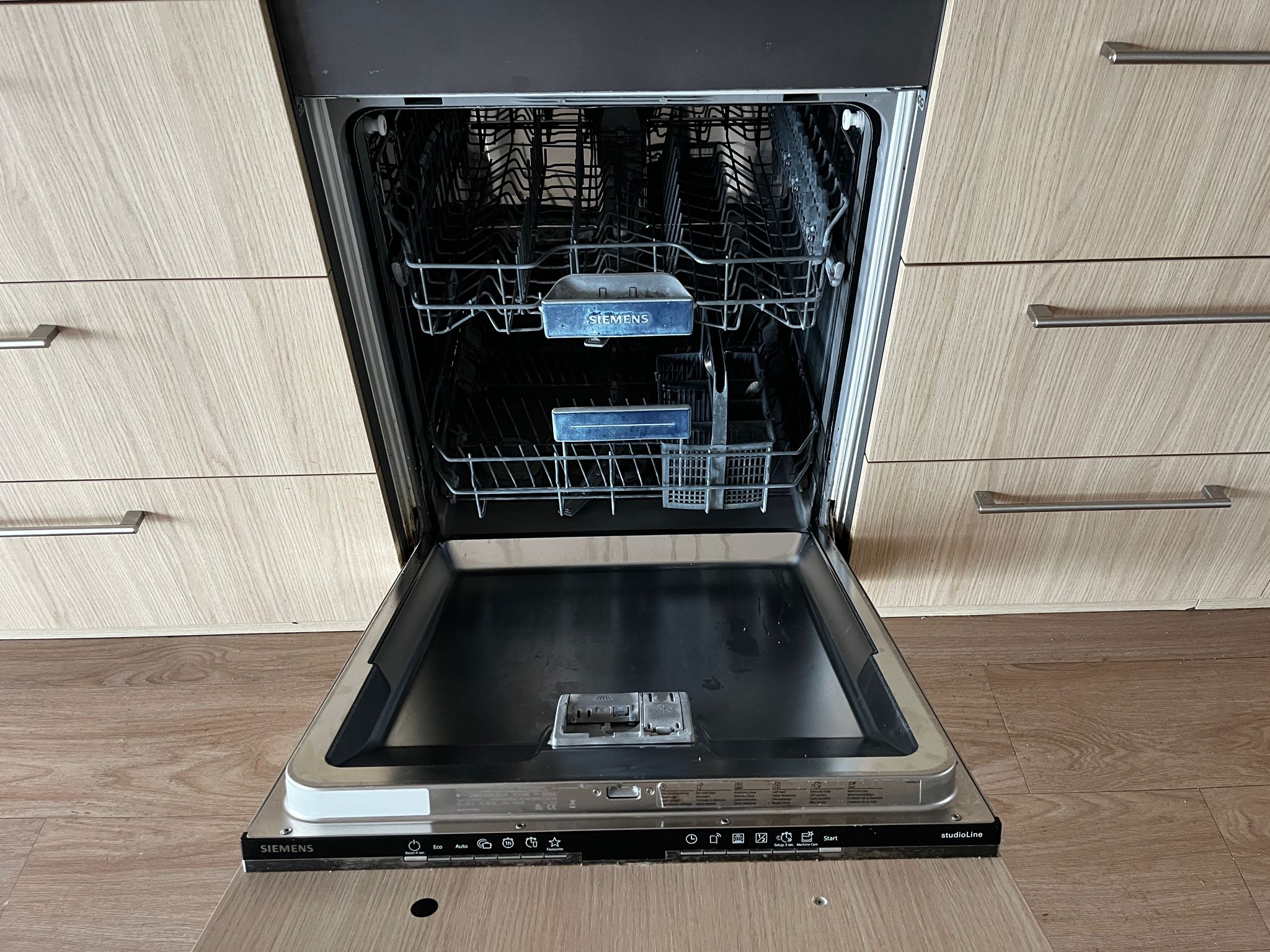 27645 - Rechte houten keuken met Siemens apparatuur