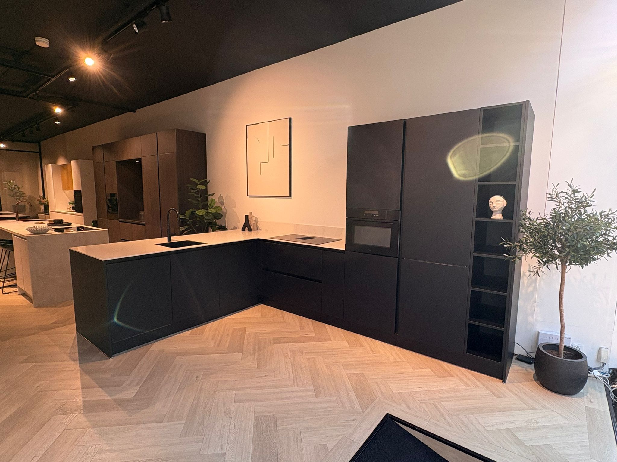 03371 - Mat zwarte schiereiland keuken