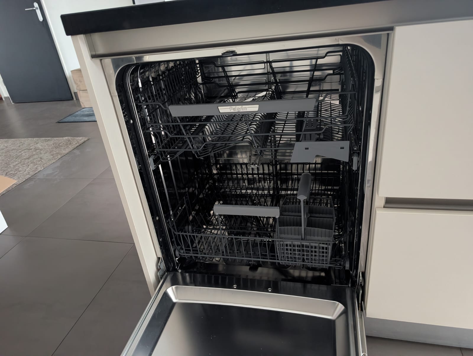 04953  - Witte eilandkeuken met kastenwand