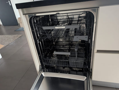 04953  - Witte eilandkeuken met kastenwand