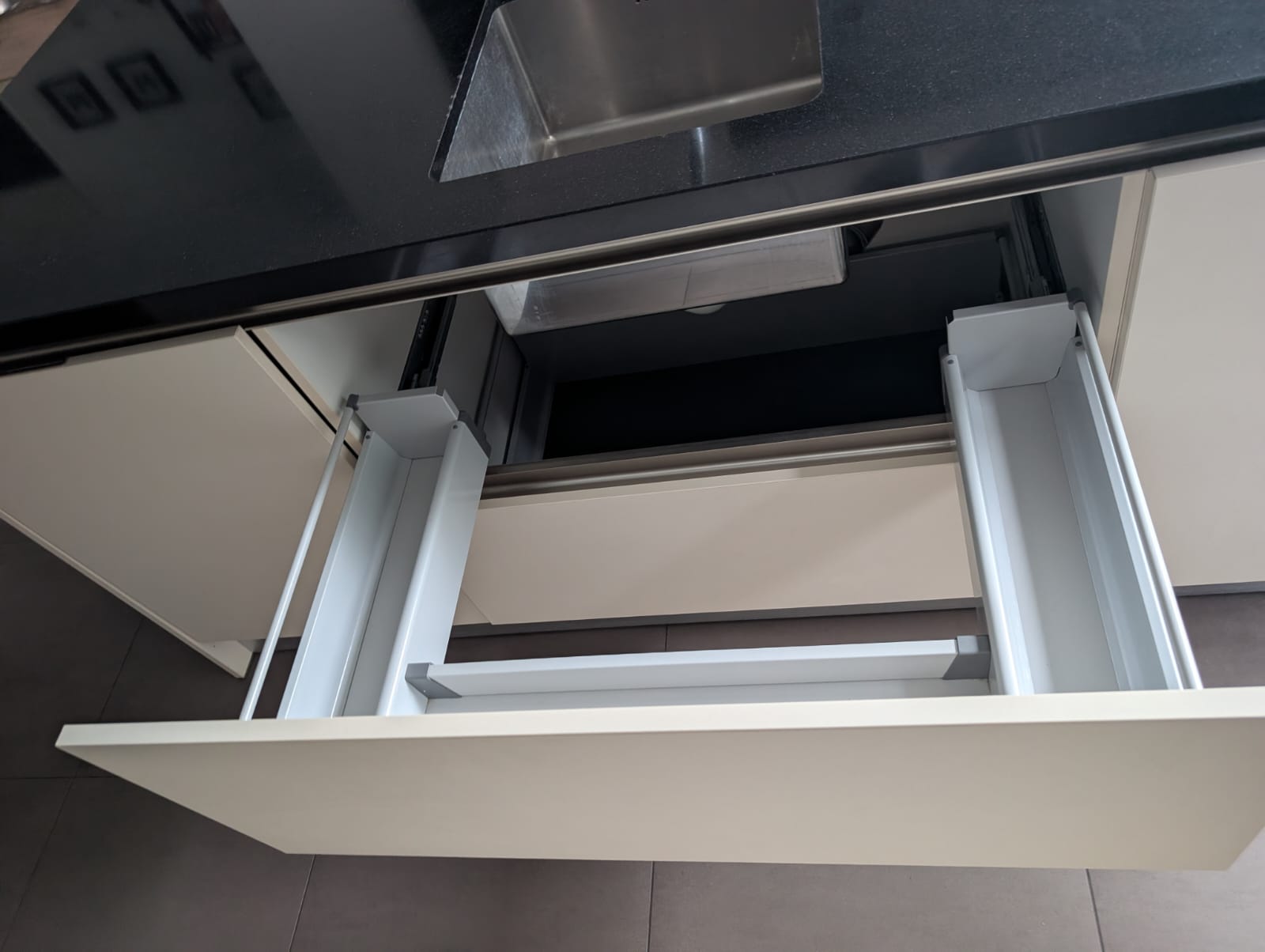 04953  - Witte eilandkeuken met kastenwand