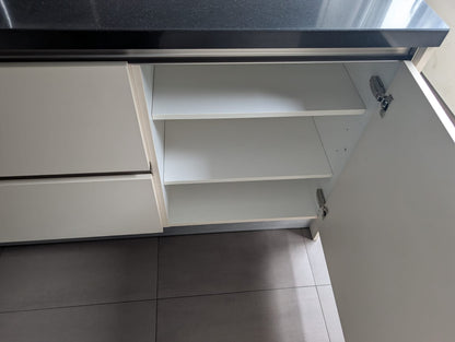 04953  - Witte eilandkeuken met kastenwand