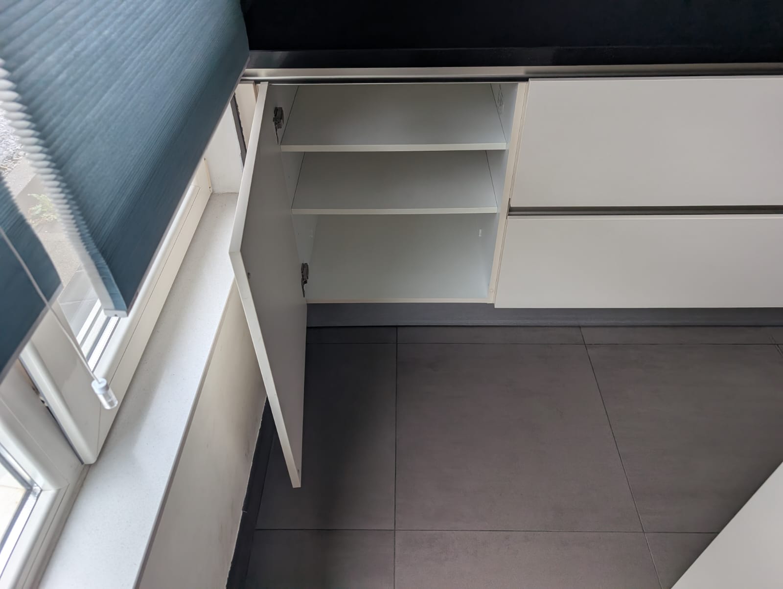 04953  - Witte eilandkeuken met kastenwand