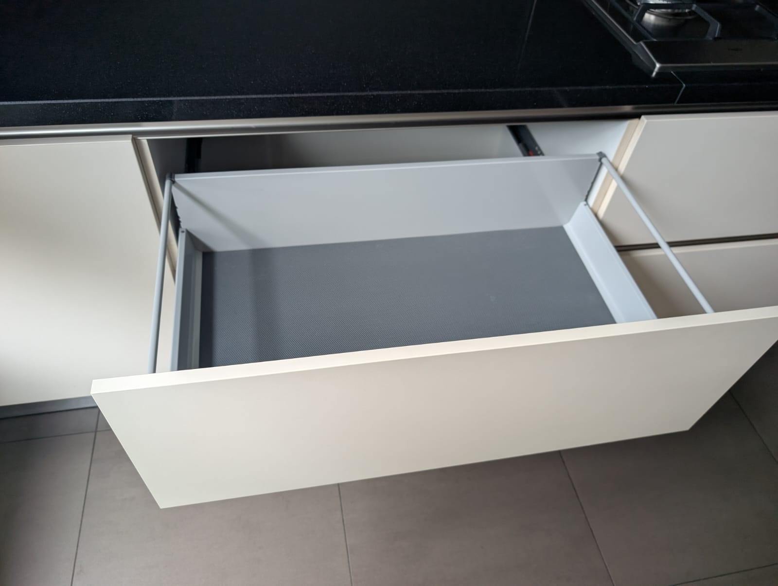 04953  - Witte eilandkeuken met kastenwand