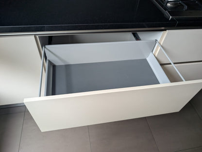 04953  - Witte eilandkeuken met kastenwand