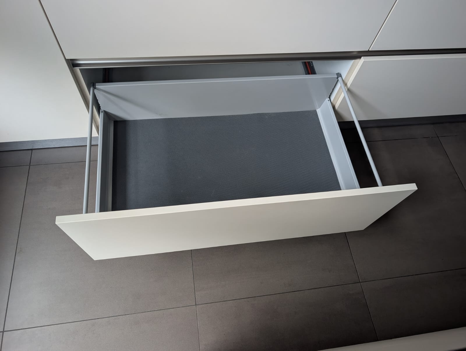 04953  - Witte eilandkeuken met kastenwand