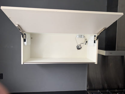 04953  - Witte eilandkeuken met kastenwand