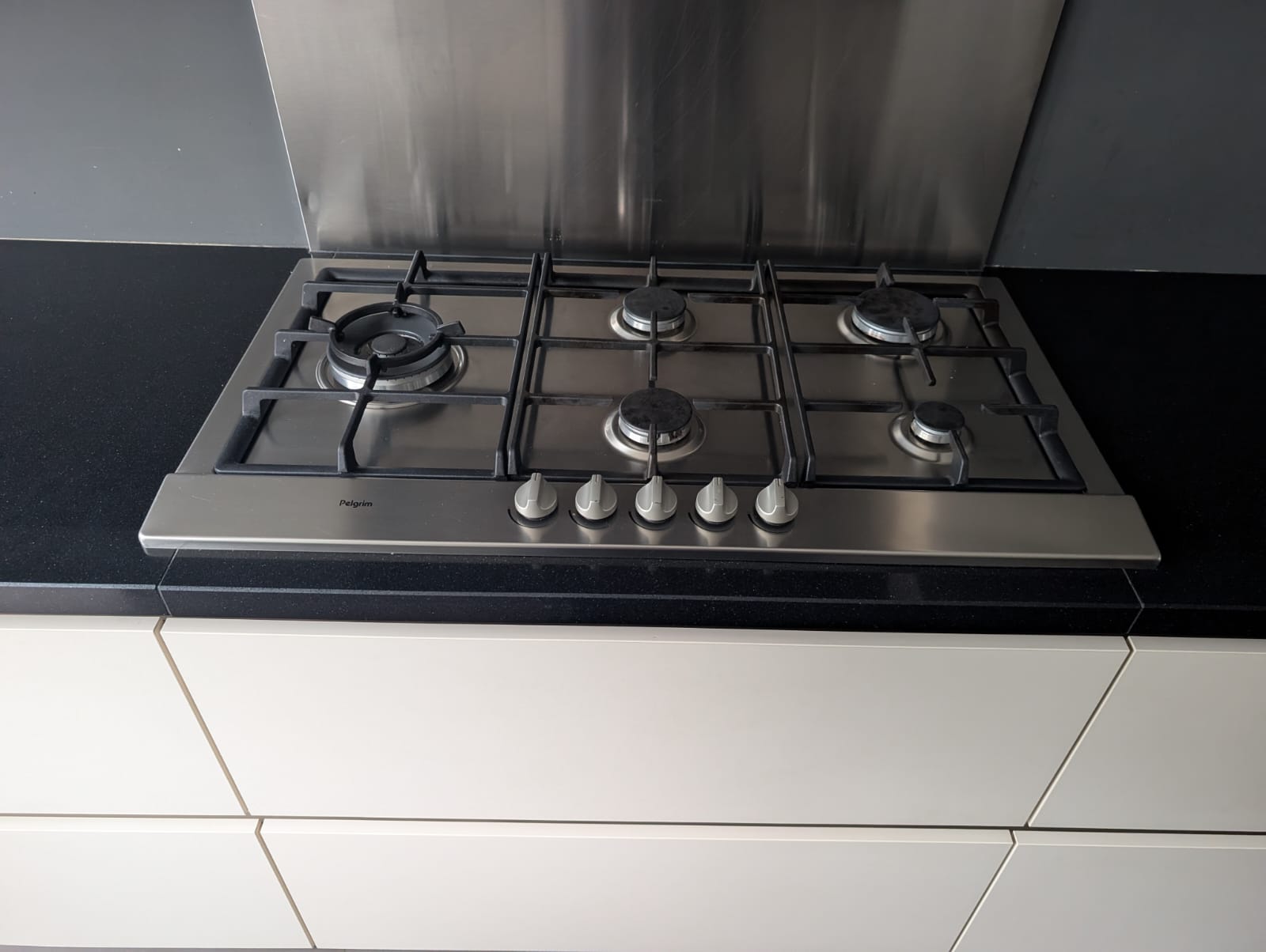 04953  - Witte eilandkeuken met kastenwand