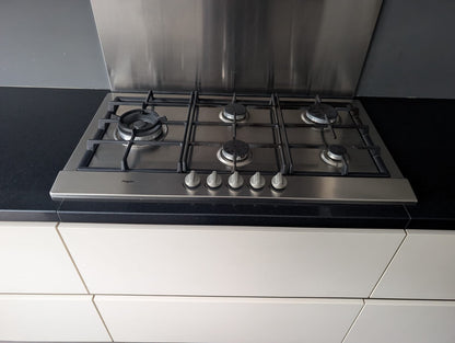 04953  - Witte eilandkeuken met kastenwand