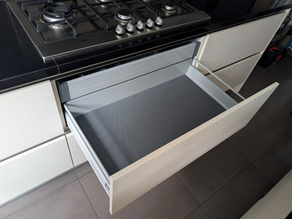 04953  - Witte eilandkeuken met kastenwand