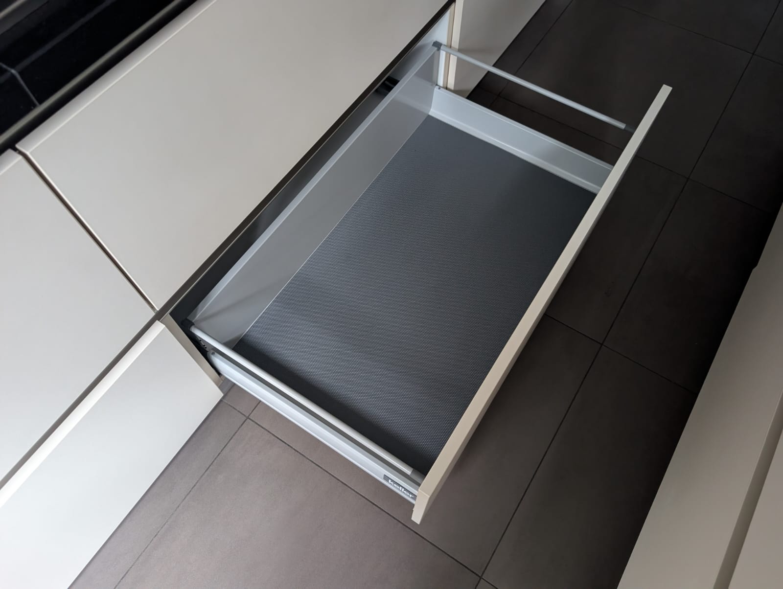 04953  - Witte eilandkeuken met kastenwand