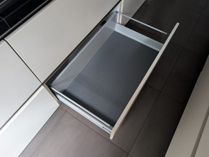 04953  - Witte eilandkeuken met kastenwand